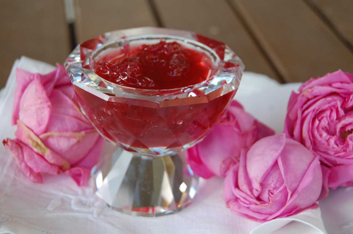 Варенье из лепестков роз: в чем его польза и потенциальный вред. уникальные свойства и простые рецепты варенья из роз