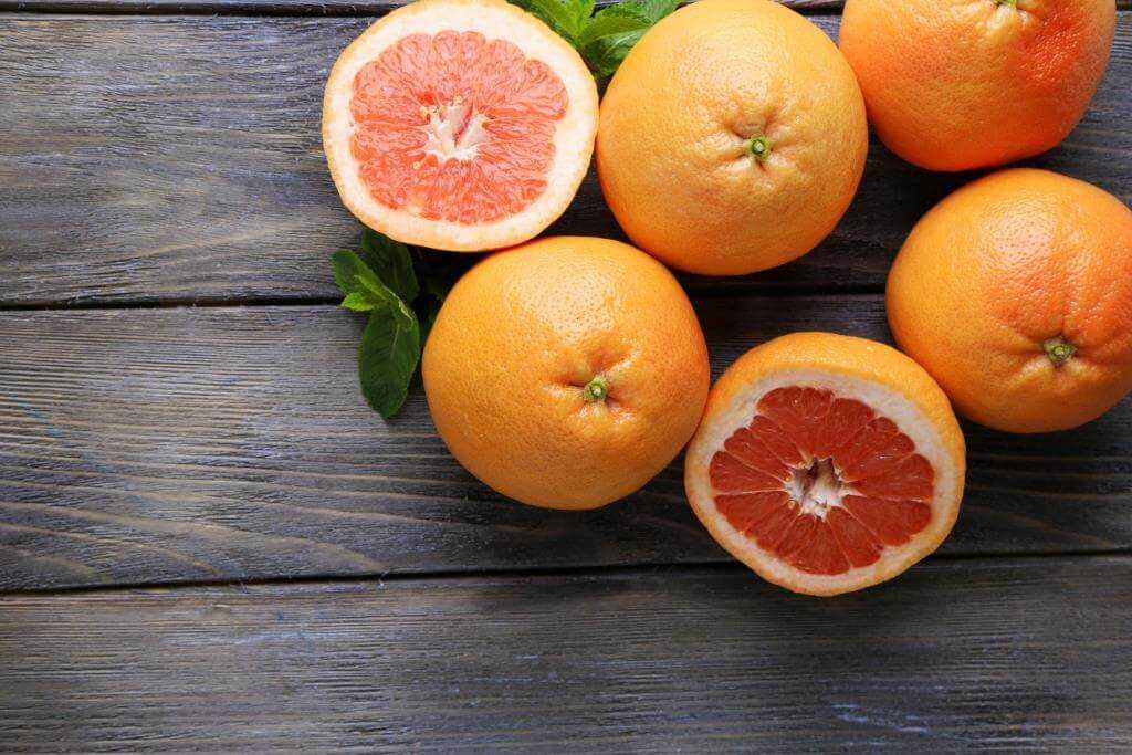 Яркий цвет и благородный вкус — сок грейпфрута: поговорим о пользе и вреде напитка, его ценных качествах