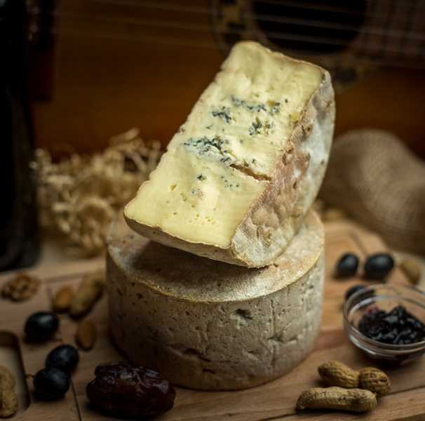 Сыр с голубой плесенью. польза и вред, название, с чем едят дор блю, рокфор, горгонзола, стилтон, рецепты приготовления