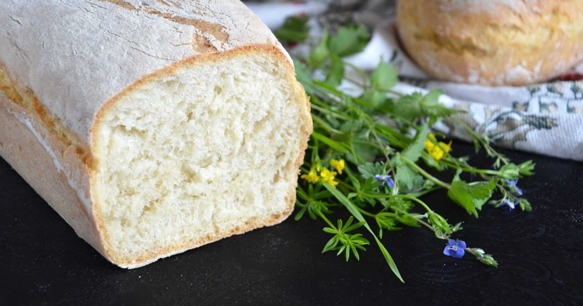 Хлеб дома простой рецепт. Хлеб. Домашний хлеб. Белый пшеничный хлеб. Белый хлеб в духовке.