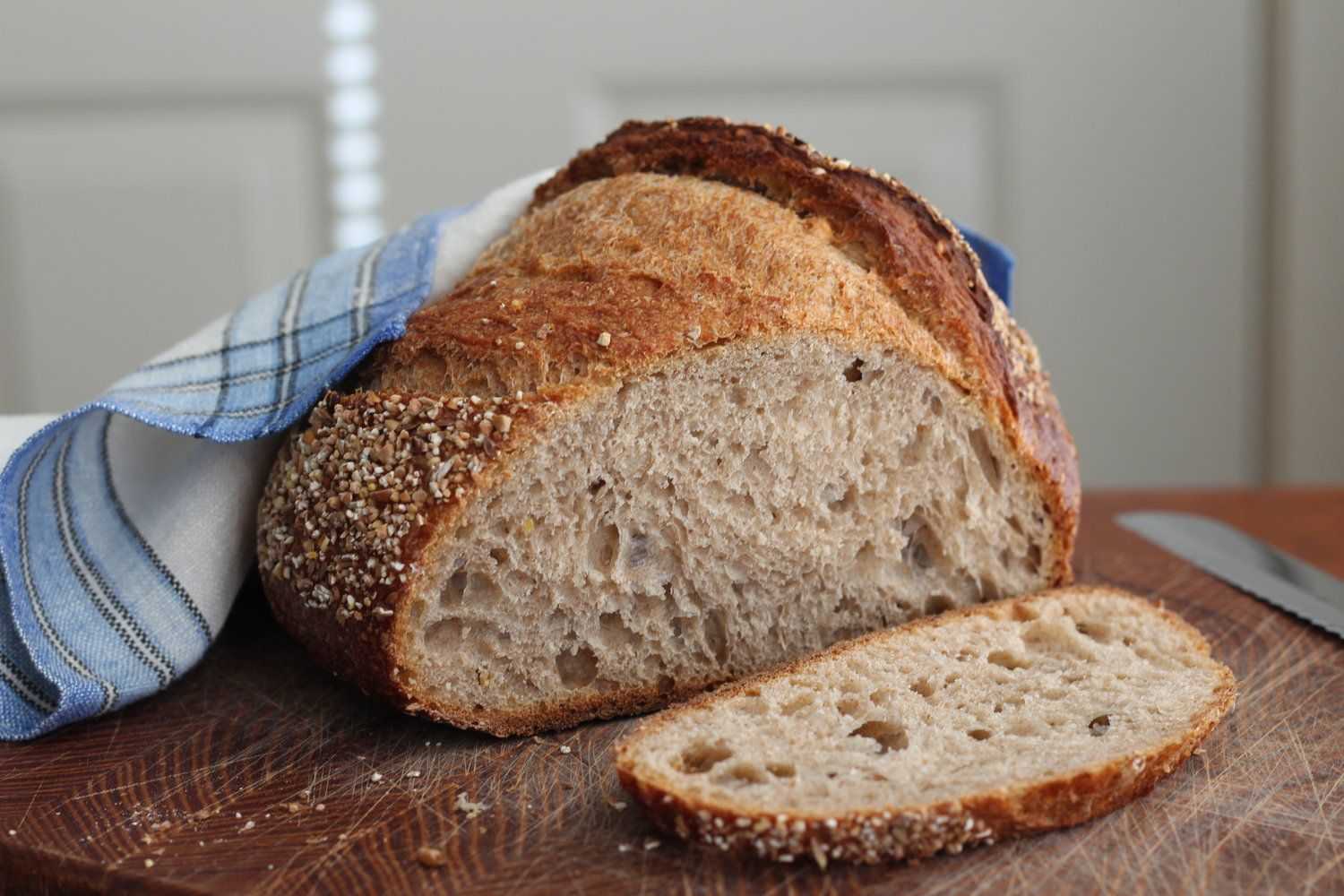 Хлеб отрубной калорийность. Хлеб с отрубями. Хлеб пшеничный с отрубями. Хлеб с отрубями фото. Хлеб на закваске фото.