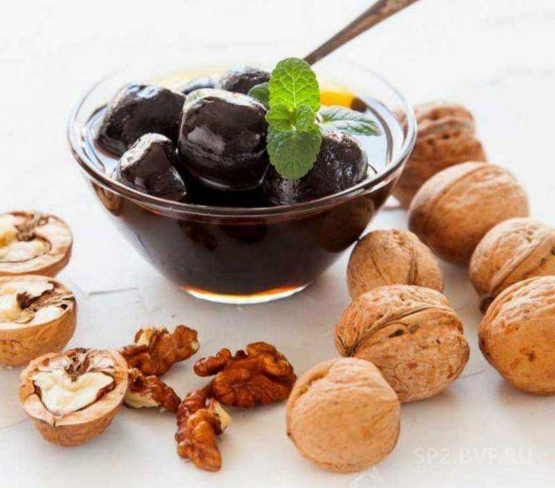 Варенье из грецких орехов: с кожурой, польза и вред для женщин и мужчин