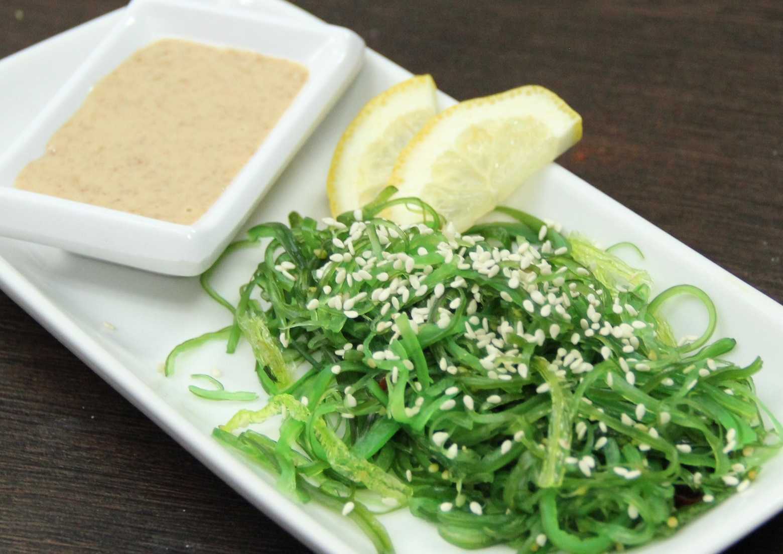 Салат из водорослей чука. Чука. Чук Чук водоросли. Чука (вакамэ). Японские водоросли чука.