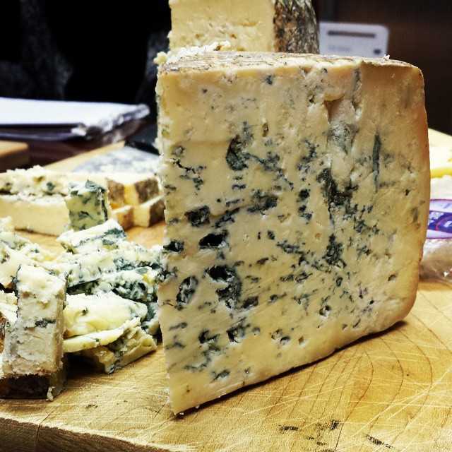 Безопасно ли есть голубой сыр (с плесенью) и можно ли его сделать дома