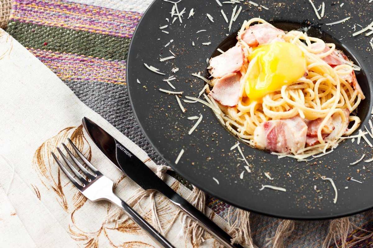 Карбонара рецепт с беконом и сливками классический с яйцом сыром фото пошагово