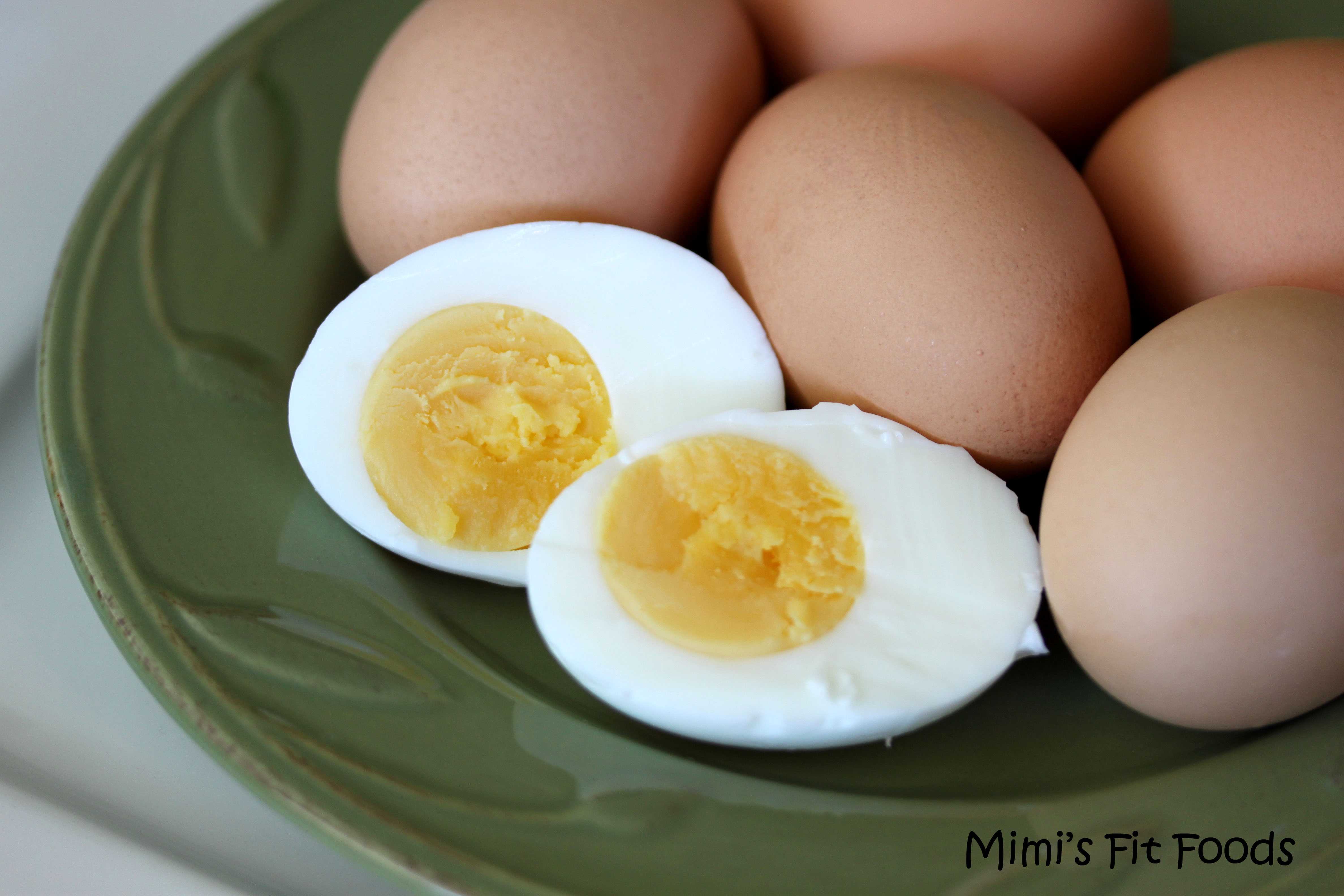 Сырые яйца сколько в день. Яйцо куриное. Яйцо куриное вареное. Яйцо отварное. Желток куриного яйца.