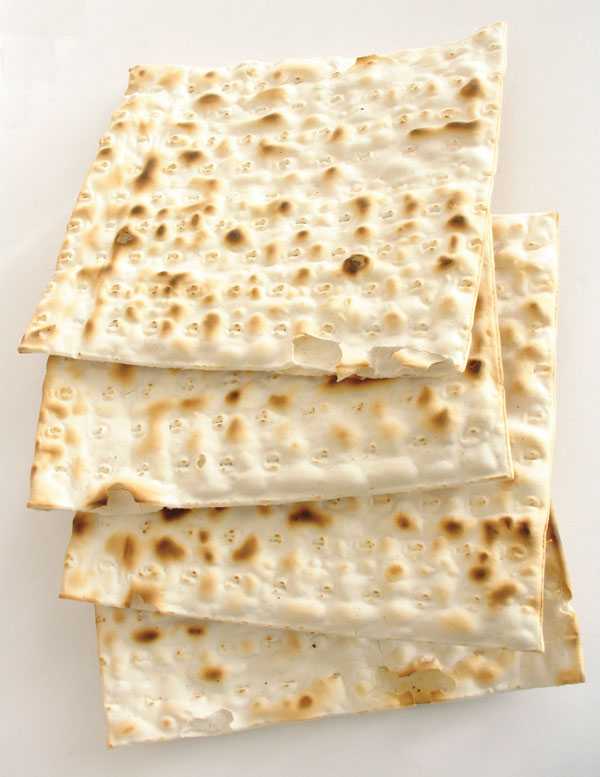 Какие лепешки едят в песах 4 буквы. Еврейский хлеб Маца. Песах Маца. Маца это еврейские лепёшки. Еврейская Мацца.