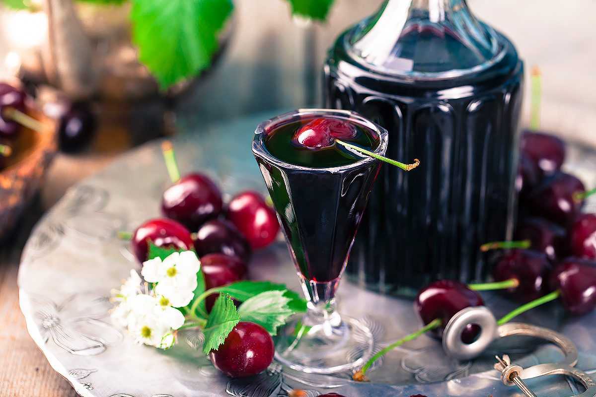 Общее описание, популярные марки и виды вишневого ликера Полезные свойства и противопоказания Применение в народной медицине и рецепт приготовления напитка
