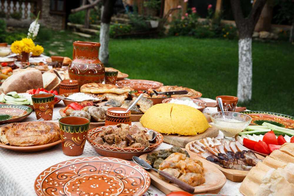 Особенности румынской кухни и основные национальные блюда: первые, молочные, овощные и фруктовые, мясные, рыбные, десерты и хлеб, напитки с алкоголем и без