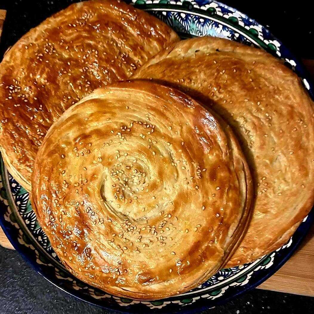 Узбекская лепешка с луком на сковороде рецепт с фото
