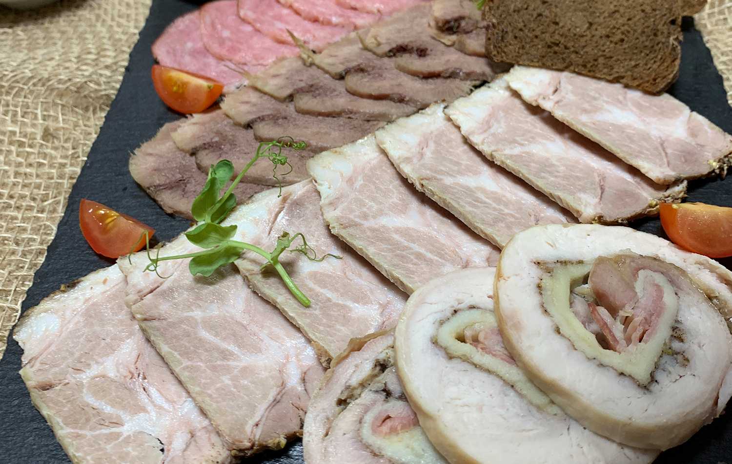 Из каких отрубов мяса свиней изготавливают буженину. рецепты буженины в домашних условиях.