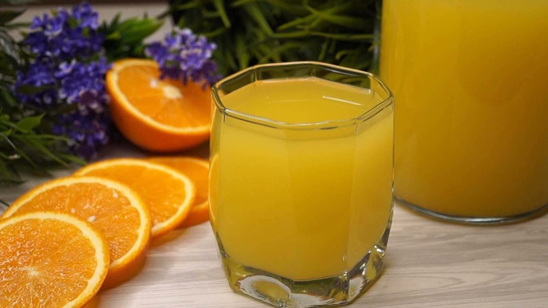 Как сделать апельсиновый сок в домашних условиях. Сок домашний из апельсинов. Лимонный напиток. Компот из апельсина. Апельсиновый напиток.